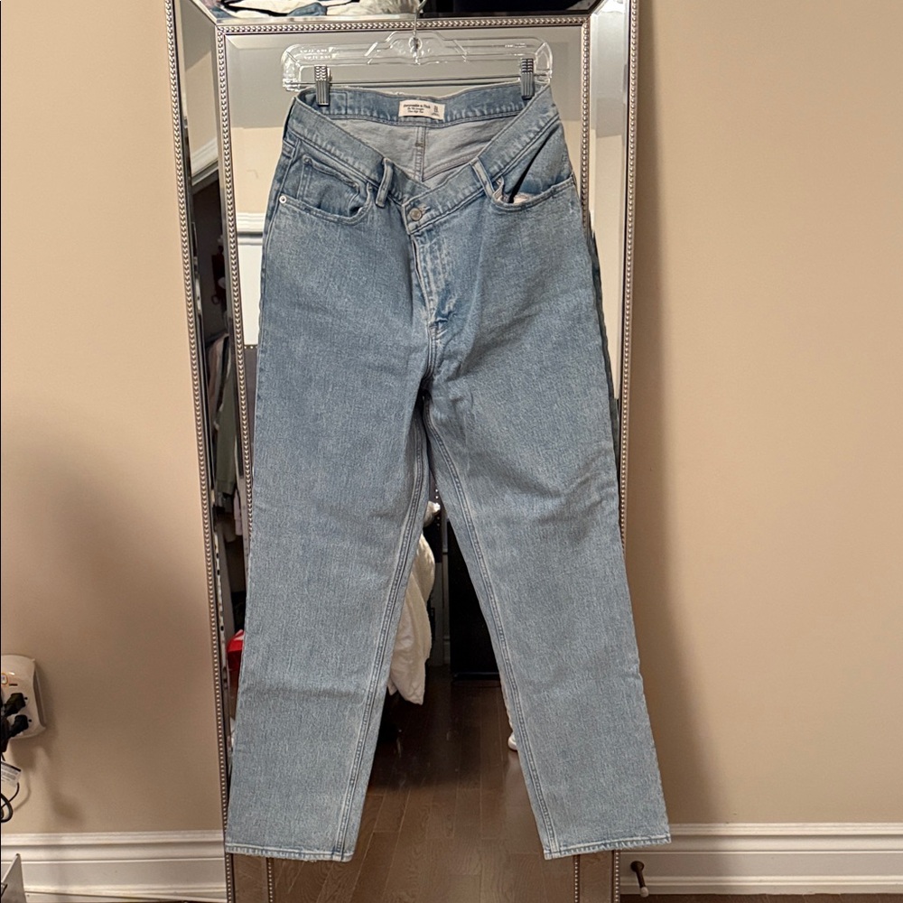 Crossover high waisted jeans